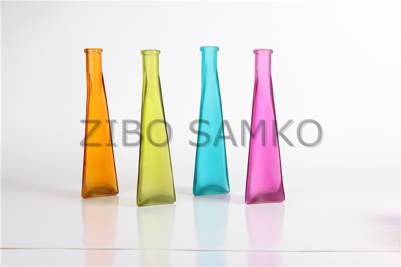 9'' glass vase with tringle base
