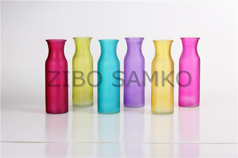 Glass vase with color spraying