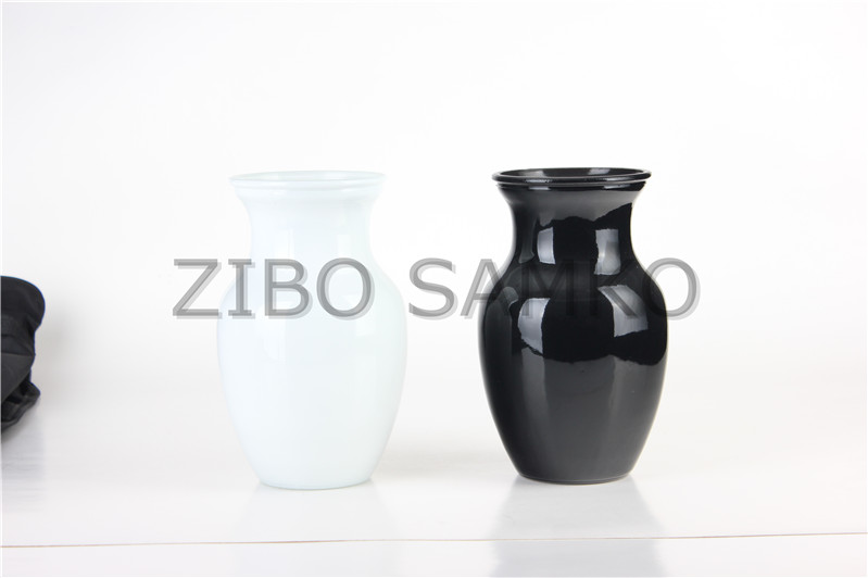 Glass vase with black & white color