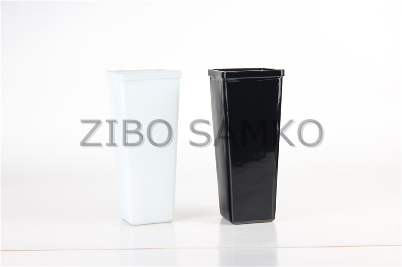 Glass vase with black & white color