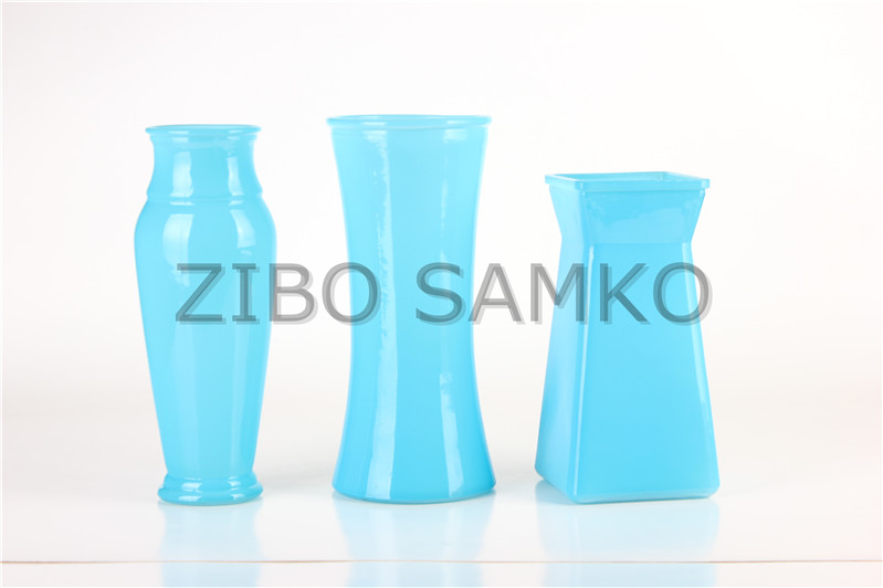 Glass vase with color spraying