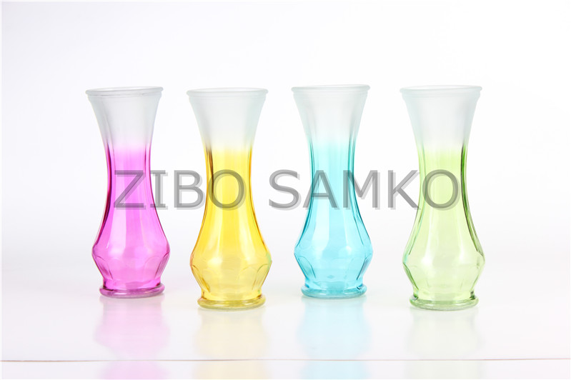 Glass vase with color spraying