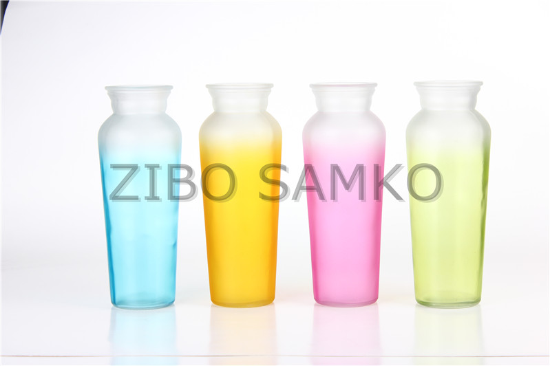 Glass vase with color spraying