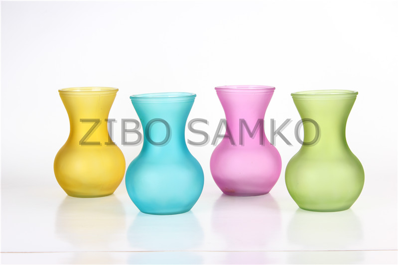 Glass vase with color spraying