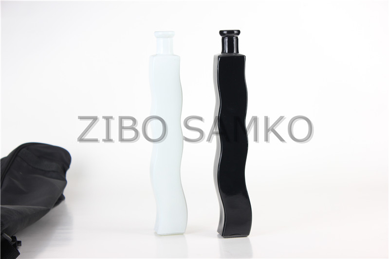 Glass vase with black & white color