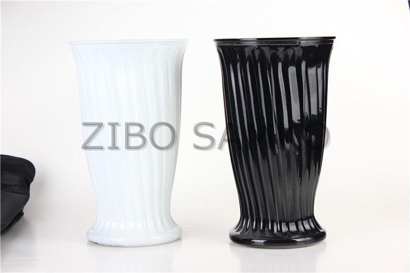 Glass vase with color spraying