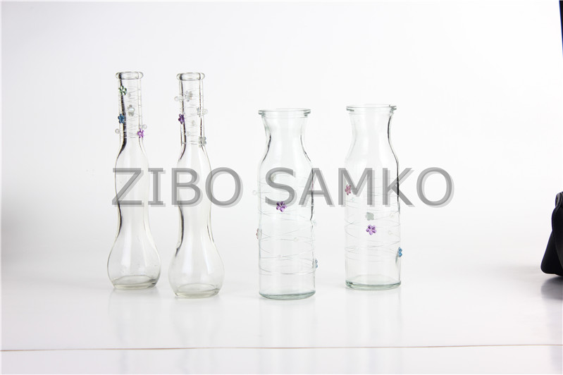 Glass vase with hand draft decor