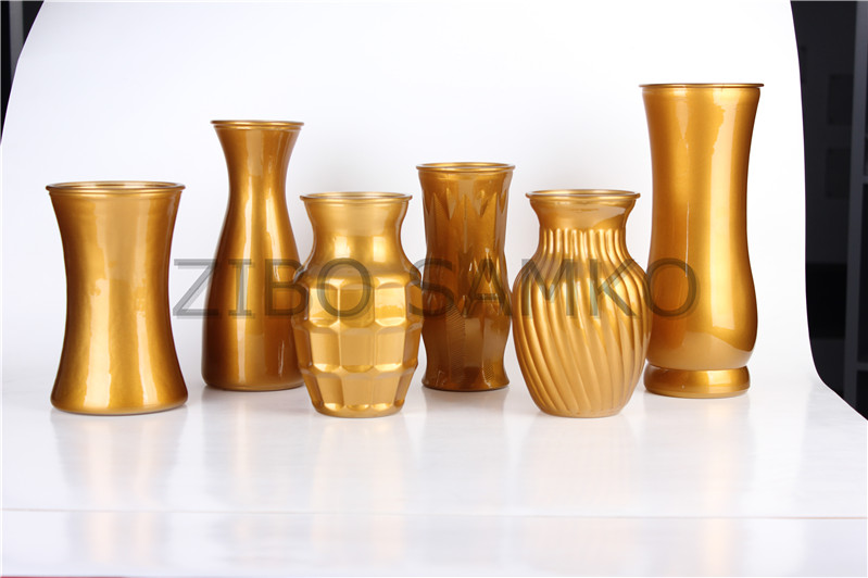 Glass vase with golden color spraying