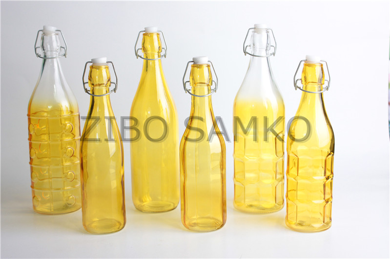Glass bottle with color spraying